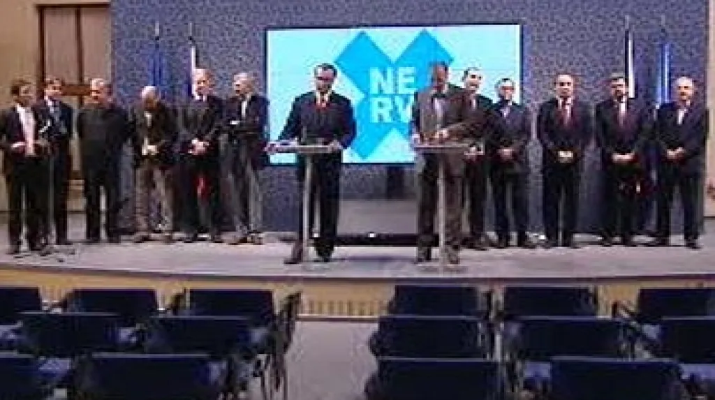 Brífink premiéra, ministrů a NERV