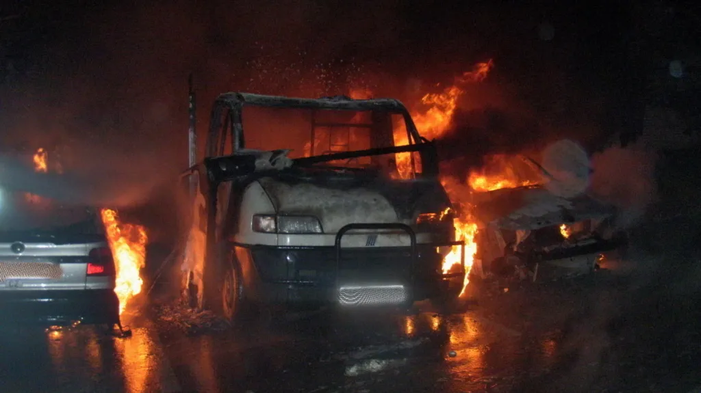 Požár aut v Černého ulici