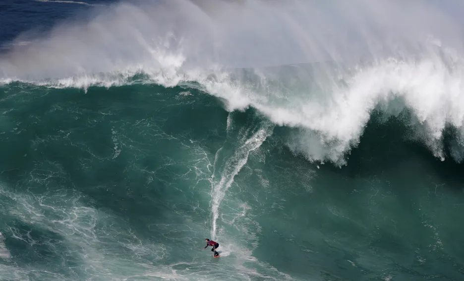 Španělský surfař Axi Muniain na obří vlně u portugalské Praia do Norte nedaleko Nazare