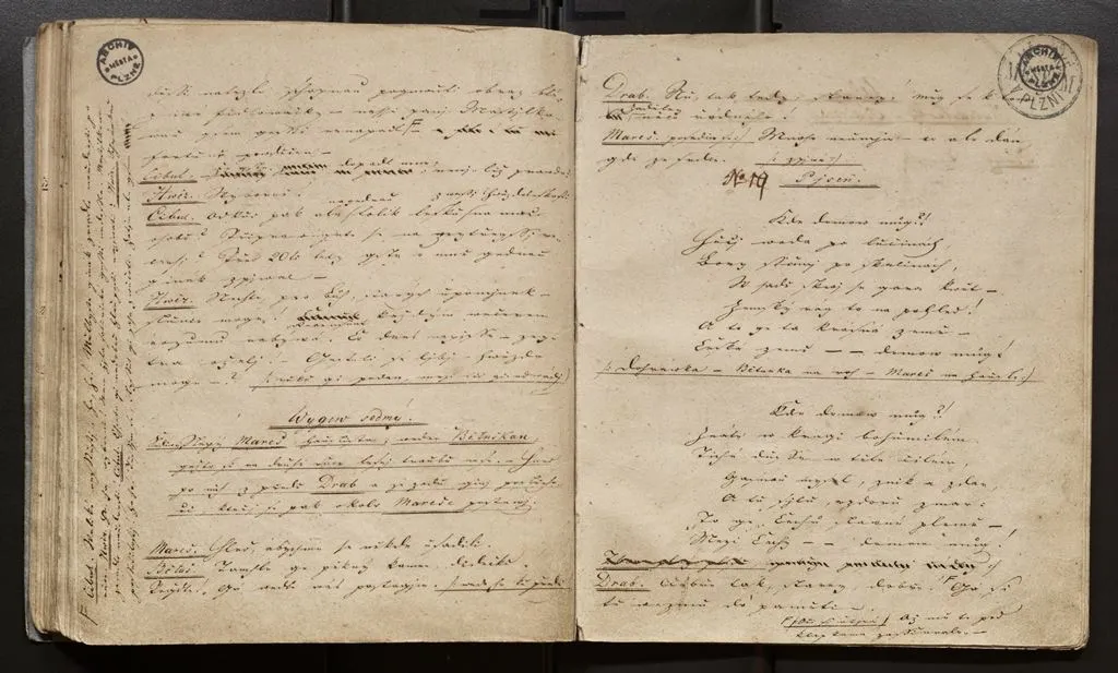Prvním představením bylo drama Drahomíra a její synové od Josefa Kajetána Tyla. Následně se hrála Fidlovačka, ve které v roce 1834 poprvé zazněla Škroupova píseň Kde domov můj (rukopis textu ukazuje snímek)