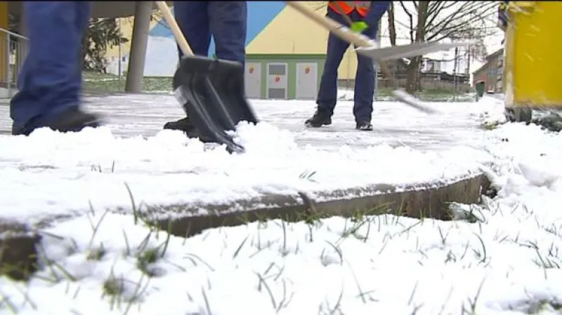 Silnice jsou zledovatělé, města bez úklidu