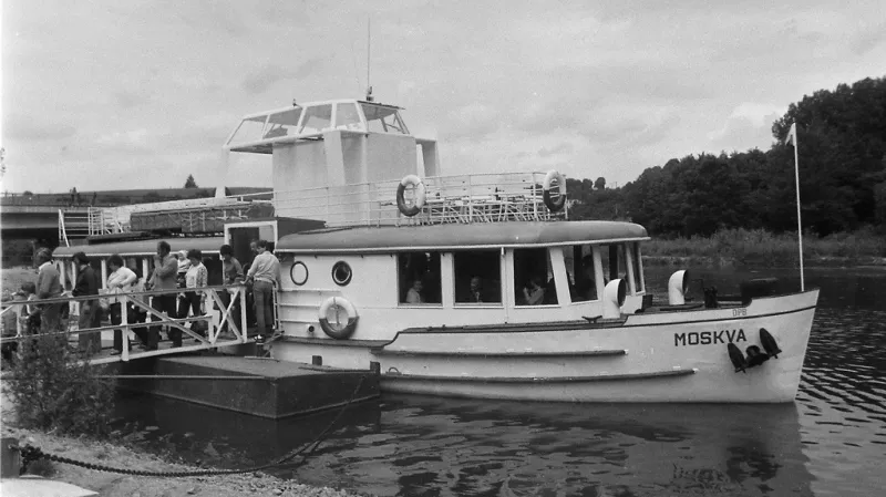 Loď Moskva v zastávce Veverská Bítýška v roce 1984