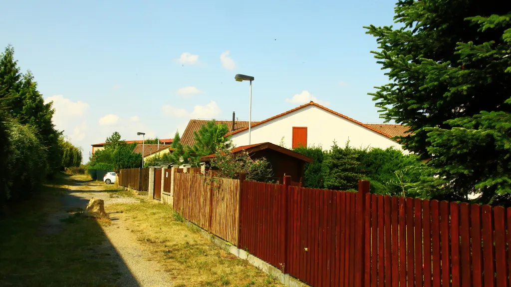 Jeden z domů v Horoměřicích, který si bývalí klienti zkrachovalé společnosti H-System dostavěli svépomocí