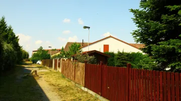 Jeden z domů v Horoměřicích, který si bývalí klienti zkrachovalé společnosti H-System dostavěli svépomocí