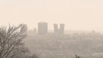 Prach ze Sahary nad Prahou