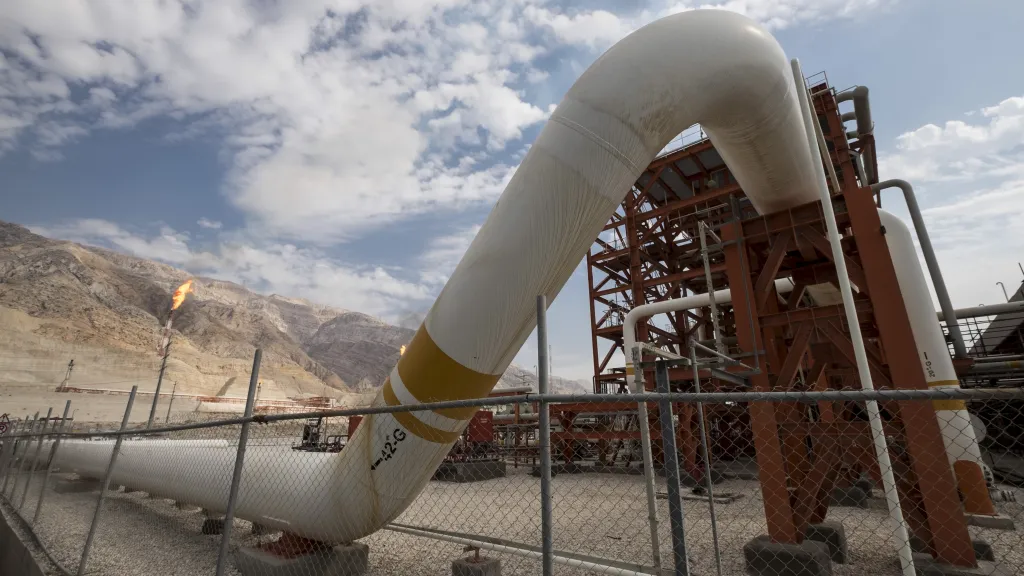 Plynové pole Jižní Pars v přístavu Asalúji v Íránu