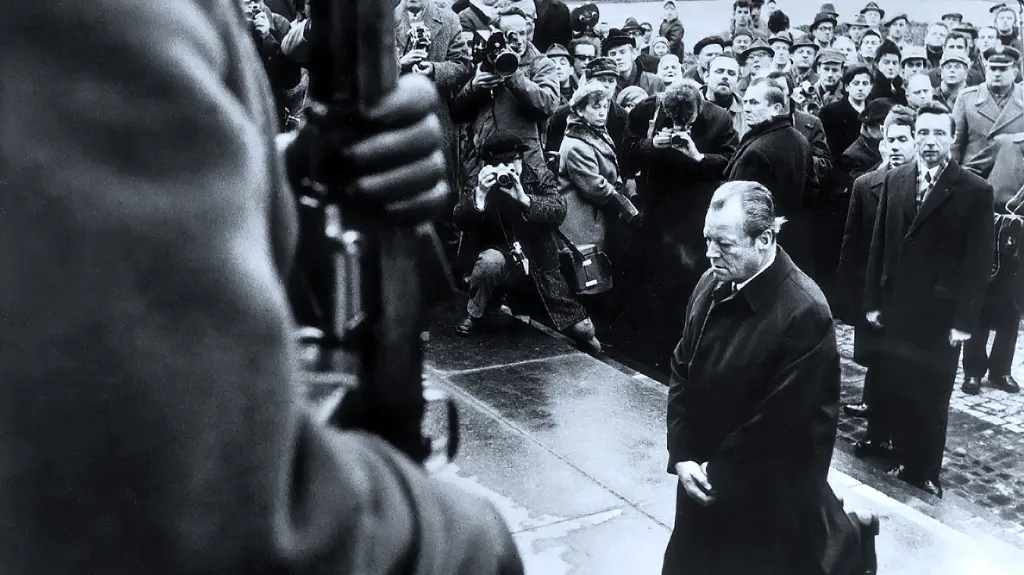 Willy Brandt poklekl před pomníkem obětem povstání ve varšavském ghettu