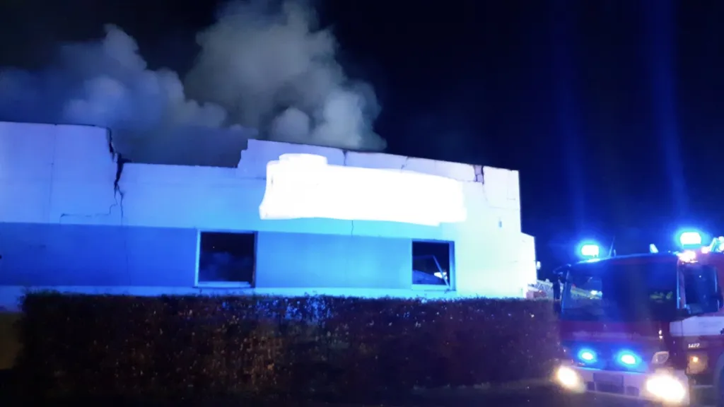 Hasiči zasahují u požáru haly na Semilsku