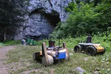 Jeskynní tmu Moravského krasu prořízla světla robotů