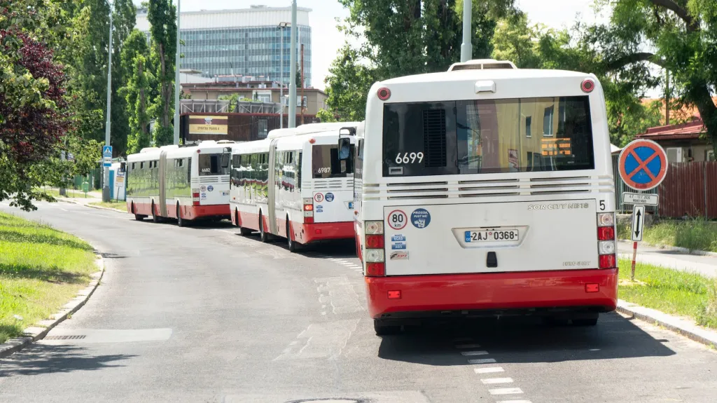 Náhradní autobusy při výluce metra