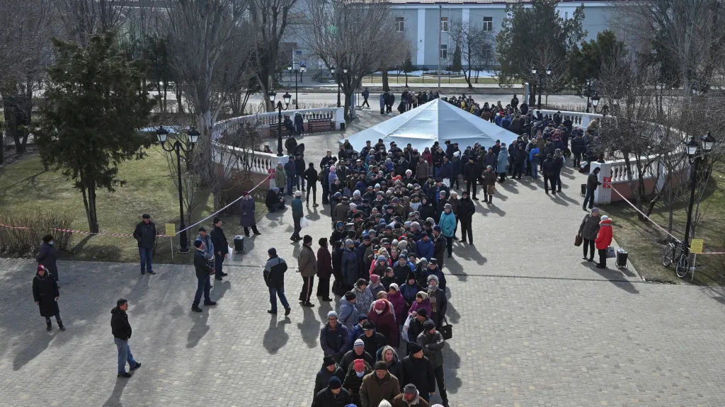 Lidé čekající na humanitární pomoc