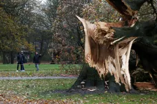 Bouře Arwen udeřila v Británii, nejméně dva lidé zemřeli