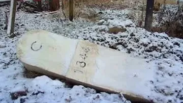 Vyvrácený hraniční kámen