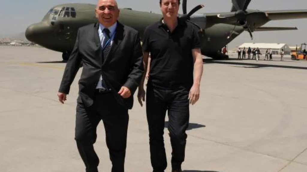David Cameron přistává v Kábulu