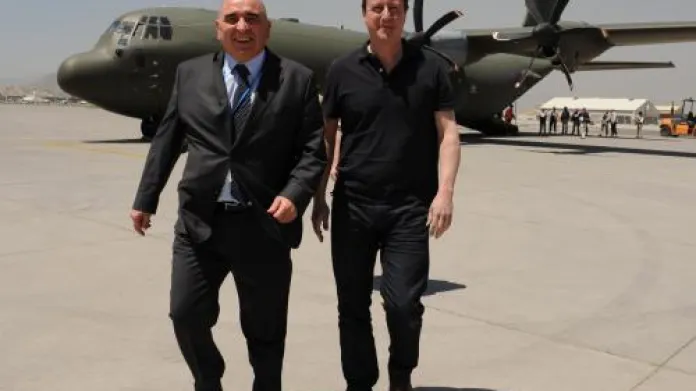 David Cameron přistává v Kábulu