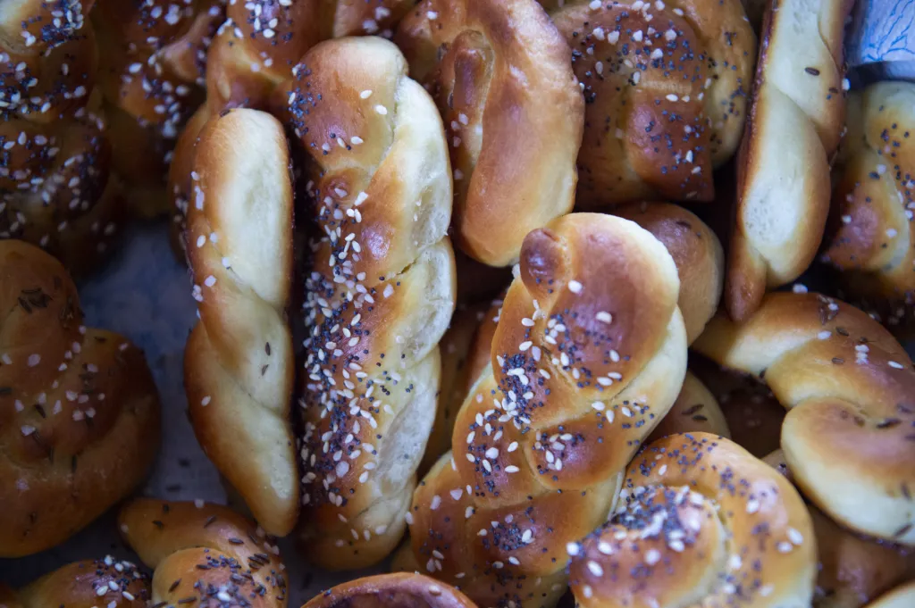 Ve vsi se pečou i tradiční velikonoční jidáše, malé pletenky jako symbol provazu, na kterém se Jidáš oběsil