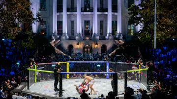 Josh Hokit a Derrick Lewis v souboji v těžké váze na turnaji UFC Freedom 250 na jižním trávníku Bílého domu ve Washingtonu, D.C., USA, 14. června 2026