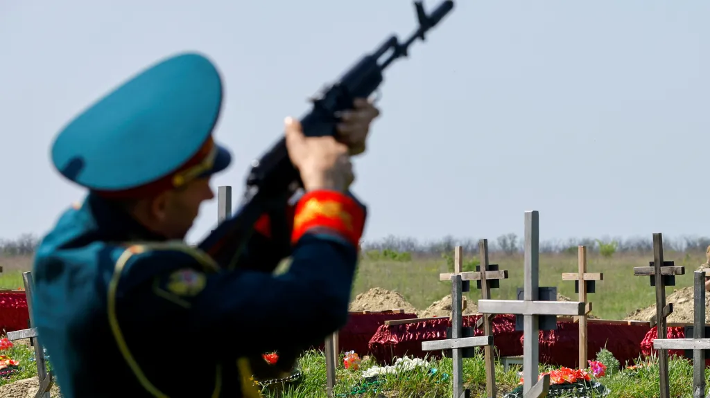 Pohřeb ruských vojáků padlých během agrese na Ukrajině