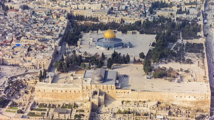 Na 45 akrech posvátné půdy v Jeruzalémě stojí komplex náboženských budov známý mezi Araby a muslimy jako al-Haram al-Qudsi aš-Šaríf (Vznešená svatyně) a mezi židy a křesťany jako Chrámová hora. Její součástí je Skalní Dóm a mešita Al-Aksá, pro muslimy třetí nejposvátnější místo.