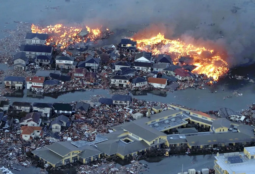 Následky zemětřesení a tsunami ve městě Natori (11. 3. 2011)