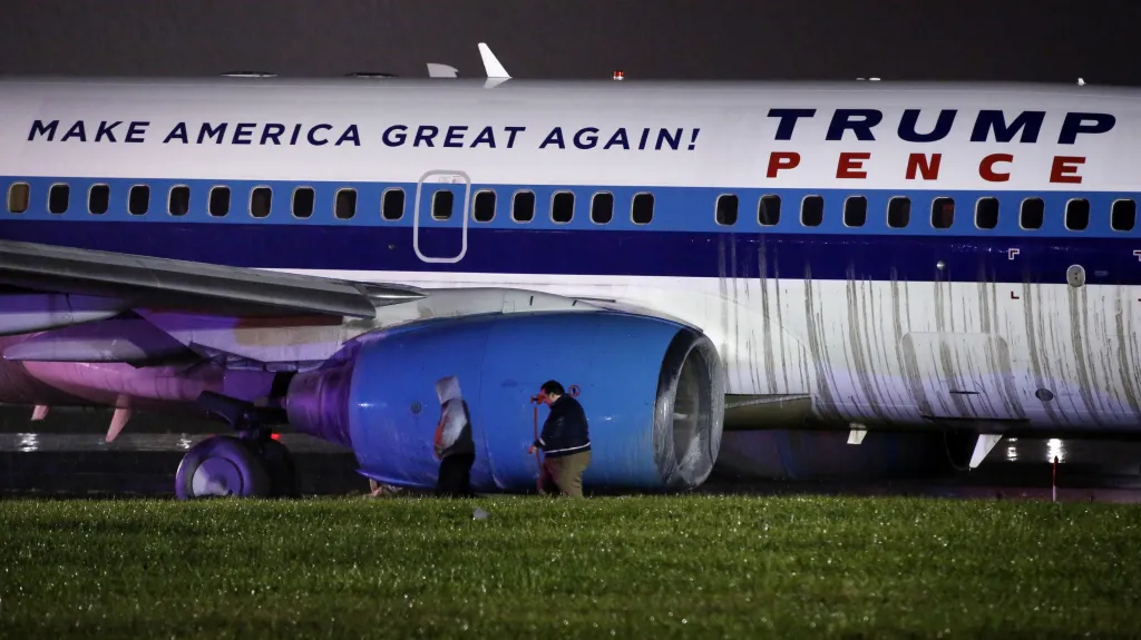 Letadlo, ve kterém cestoval republikánský kandidát na amerického viceprezidenta Mike Pence