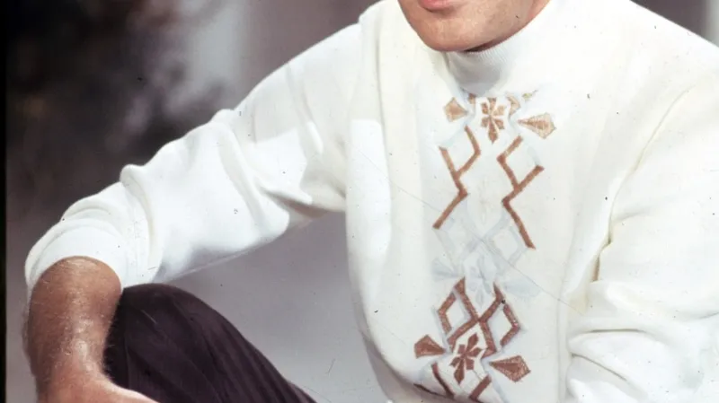 Irský zpěvák a televizní bavič Val Doonican holdoval svetrům s vánočním motivem, 1975