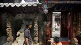 Liu Bolin splývá s okolím i se stavbami