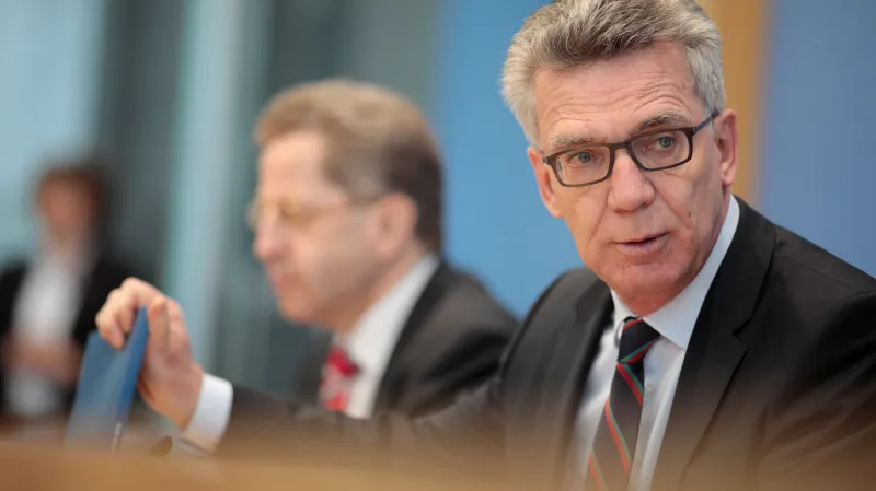 Hans-Georg Maassen a Thomas de Maiziére na tiskové konferenci