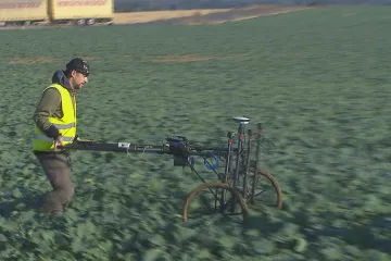 Na pozemcích pro Pražský okruh vystřídají pyrotechniky dřevorubci. Stavební povolení ale stále chybí