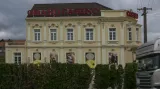 Hotel Bahnhof V. Entner se zahradní restaurací v Mikulově kolem roku 1918 a Grand Casino na stejném místě dnes