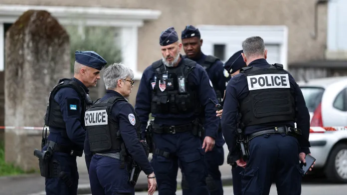 Policisté u francouzské školy, kde došlo k útoku nožem