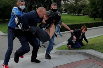 Běloruská volební komise vyřadila hlavní Lukašenkovy soupeře. Lidé vyšli do ulic, policie je zatýkala