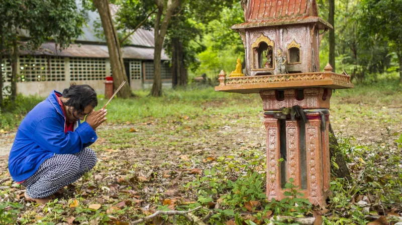 Přeživší žena se modlí za jiné oběti tsunami v Thajsku