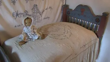 Dětská postel je podle historičky sto let stará
