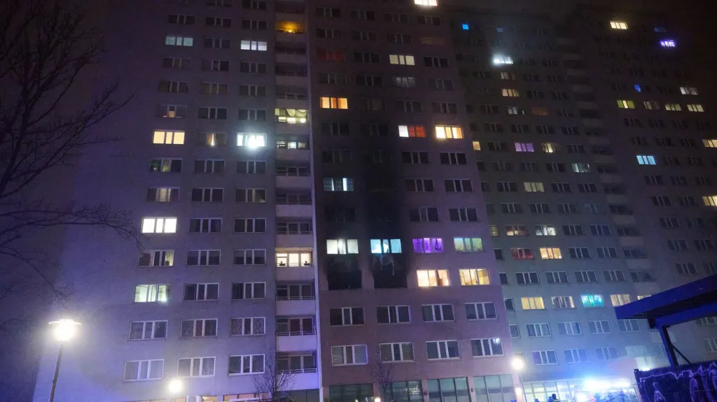 Následky požáru výškového domu v Berlíně
