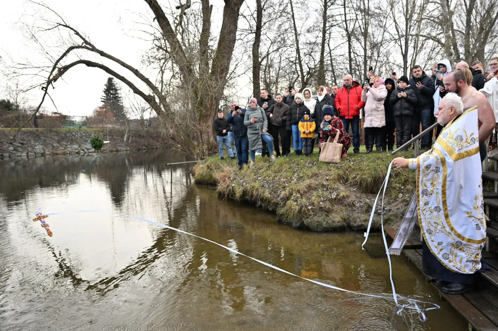 Pravoslavní věřící si v chladné vodě Svratky připomněli křest Krista v Jordánu