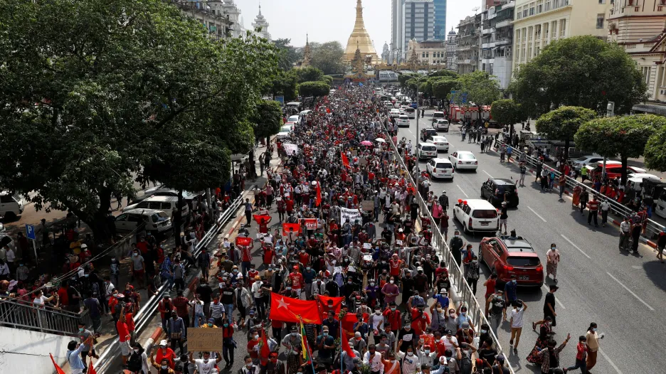 Nedělní protesty proti puči v myanmarském Rangúnu