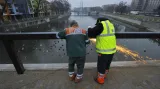 Odstraňování zámků z Tyršova mostu