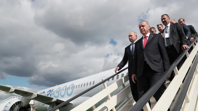 Putin a Erdogan si prohlédli i nové ruské dopravní letadlo MS-21