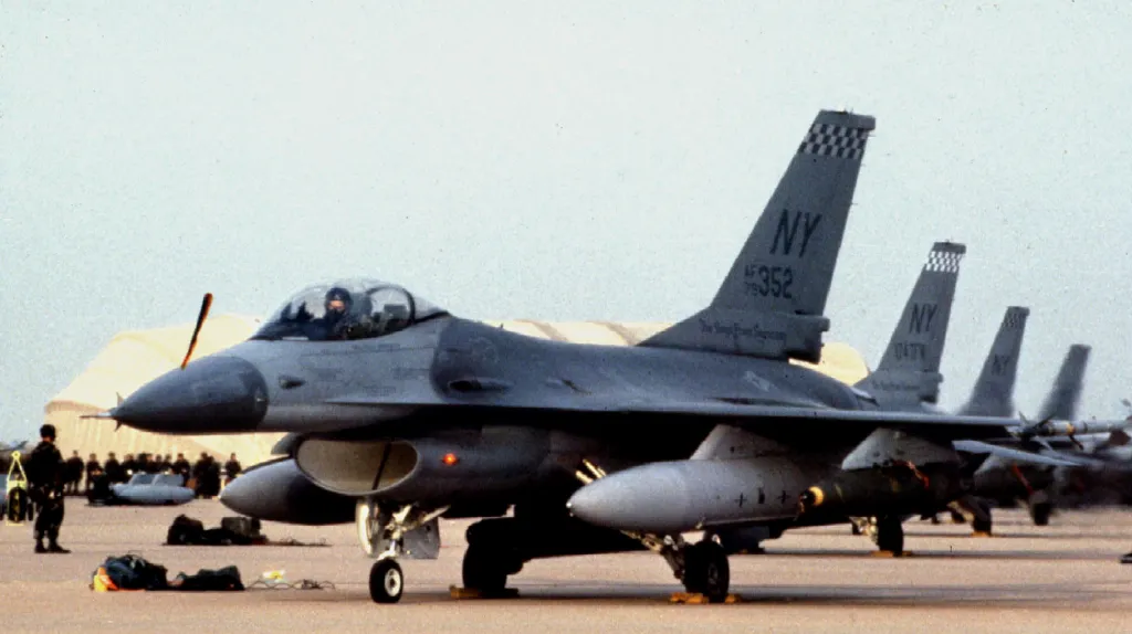 Americké bombardéry F-16 s náložemi bomb připravené vzlétnout k prvnímu dennímu útoku na Irák. Takzvaný ocelový déšť trval pak více než 40 dní