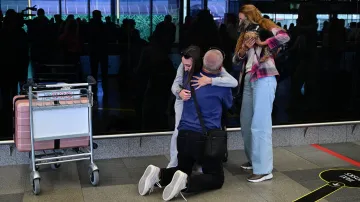 Na ruzyňském přistálo letadlo s českými turisty společnosti Emirates z Dubaje, 5. března 2026