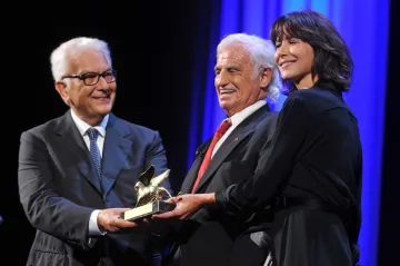 Belmondo se stále dívá dopředu. V Benátkách převzal Zlatého lva