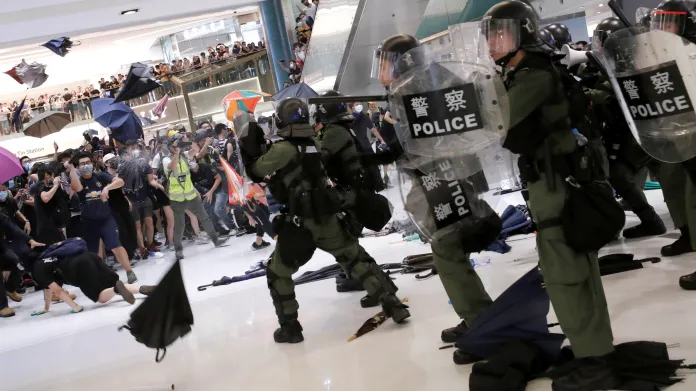 Policie proti demonstrantům v nákupním centru v Hongkongu