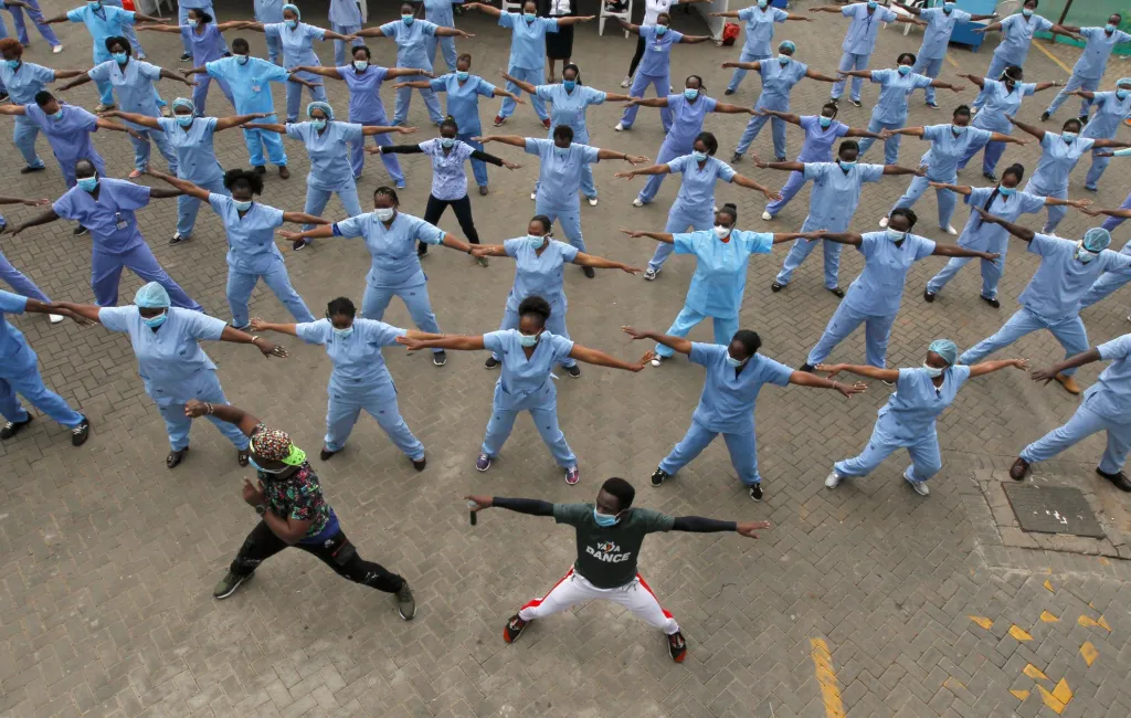 V keňském Nairobi přišli zpříjemnit zdravotním sestrám práci taneční lektoři. Společně si na parkovišti před nemocnicí zatančili zumbu