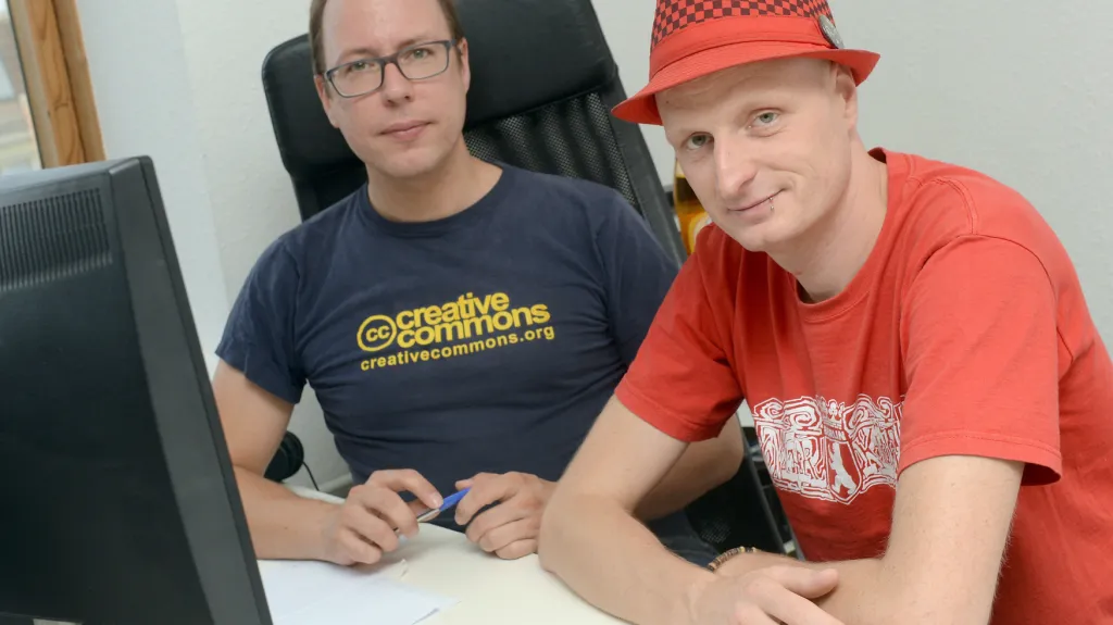 Novináři Markus Beckedahl (vlevo) a Andre Meister v redakci blogu Netzpolitik.org v Berlíně