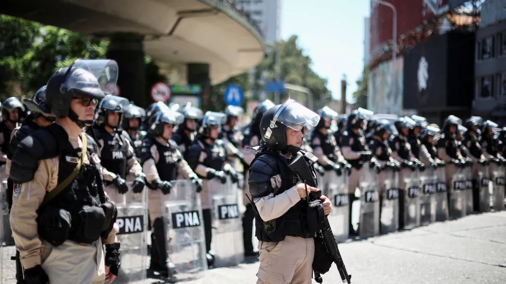 Příslušníci policie stojí na stráži u mostu Pueyrredon