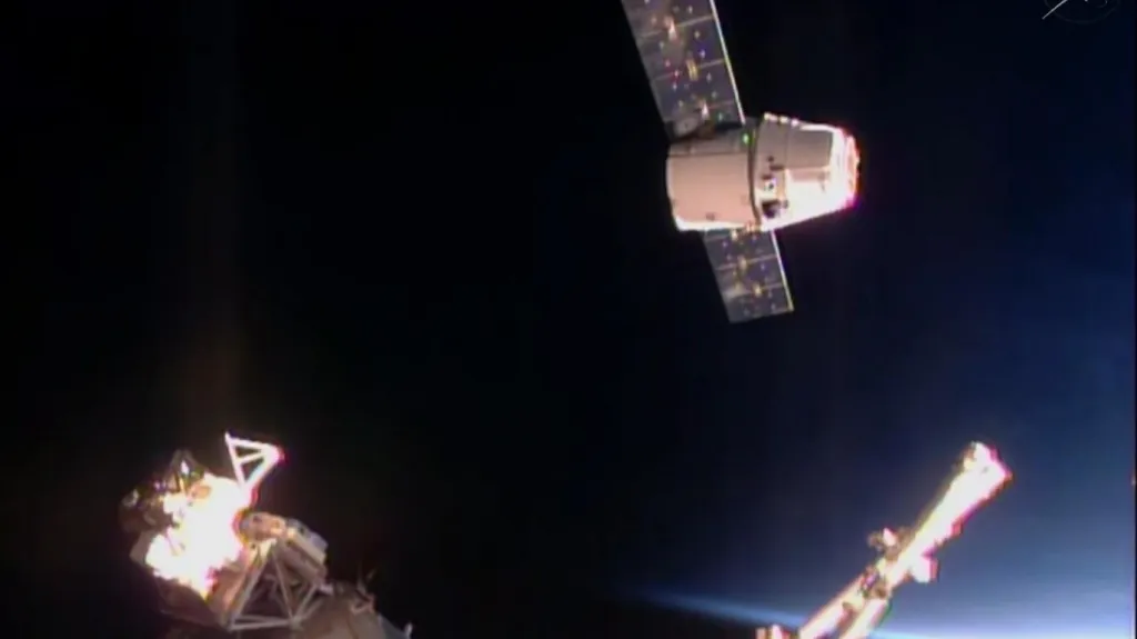 Nákladní loď Dragon u ISS