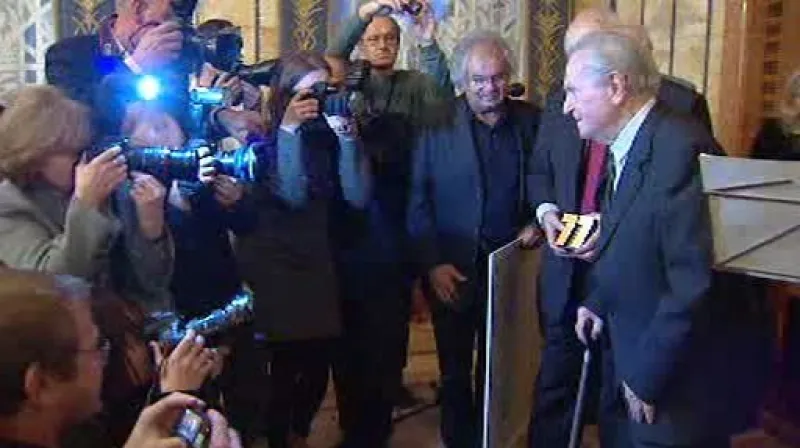 Ludvík Kundera při přebírání Ceny Jaroslava Seiferta