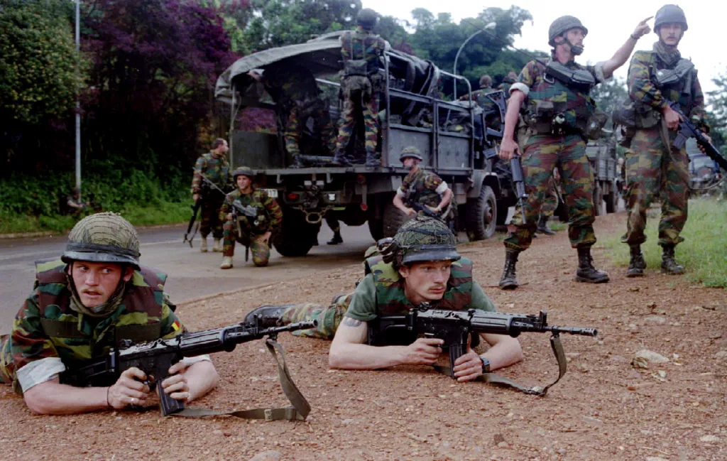 Belgičtí vojáci se připravují na obhlídku města Kigali dne 11. dubna 1994 v počátcích celého konfliktu