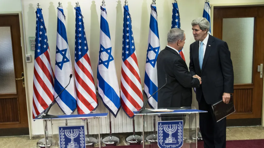 Benjamin Netanjahu a John Kerry
